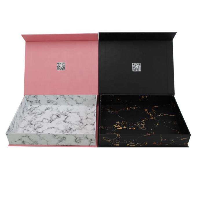 Закрытие коробки для упаковки чая, показывающей текстуру материала