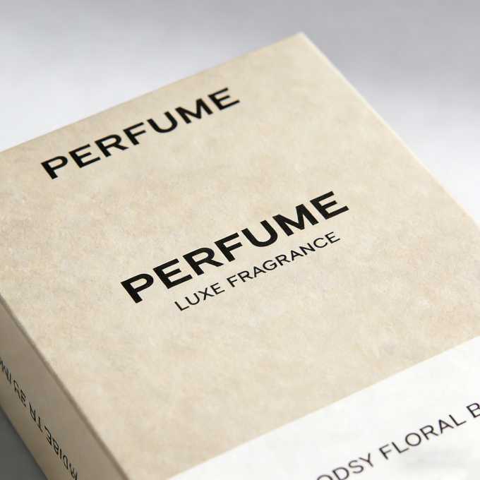 Демонстрация качества печати в четырех цветах на упаковке парфюмерии