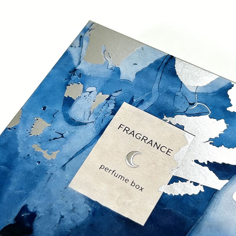 Подарочная коробка для парфюмерии с индивидуальным логотипом, серебряным тиснением фольгой и бумагой плотностью 350 г/м² с сертификатом FSC для упаковки элитной парфюмерии